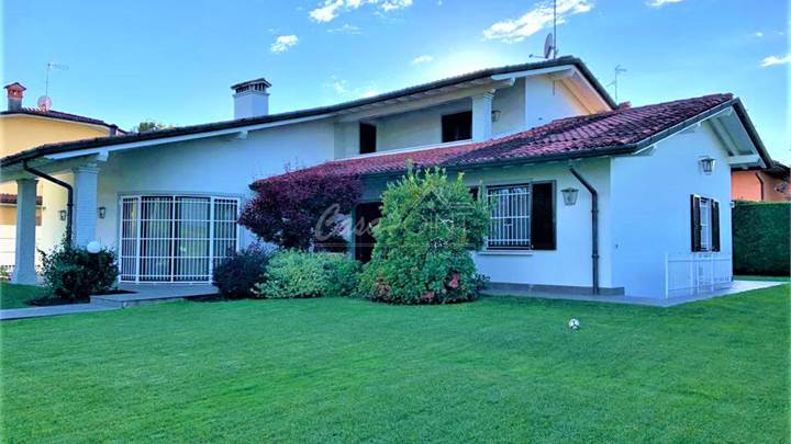 Villa for sale in Chiari