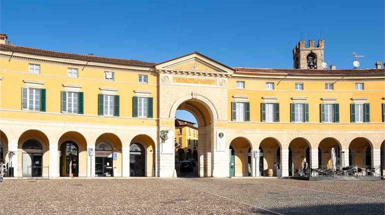 Rovato - Locale Commerciale in Piazza Cavour
